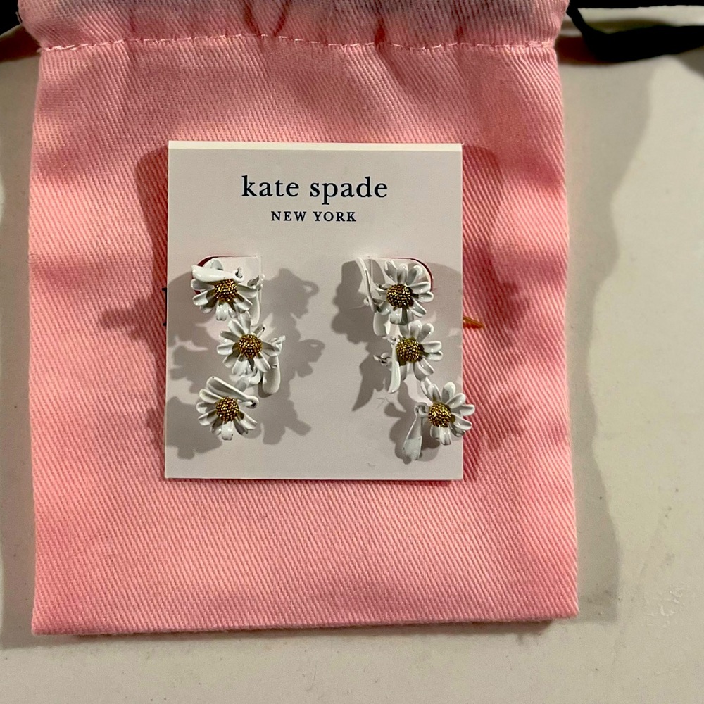 Kate Spade “into the bloom” daisy earrings